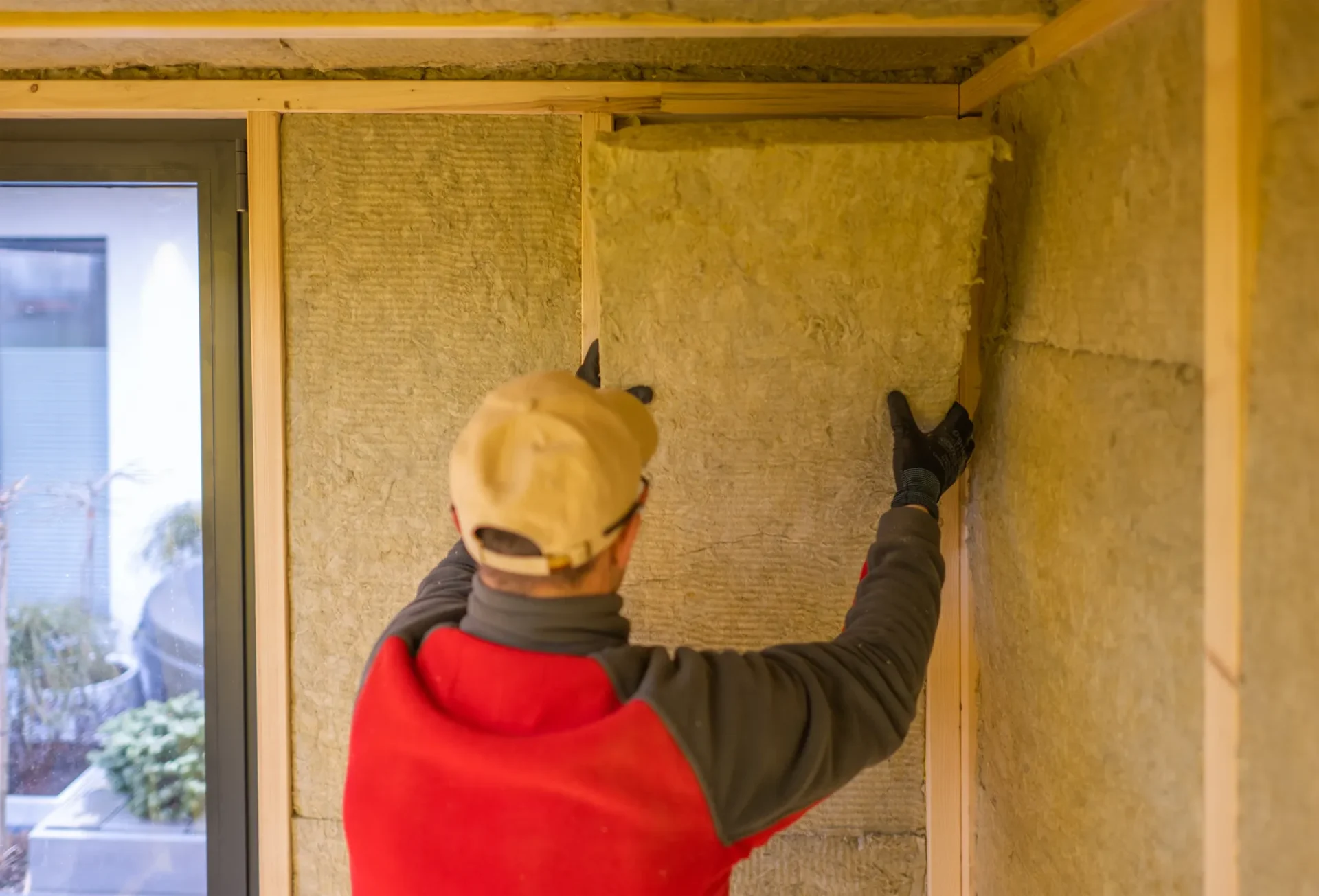 Installation de matériaux isolants thermiques et phoniques à l’intérieur d’un logement.