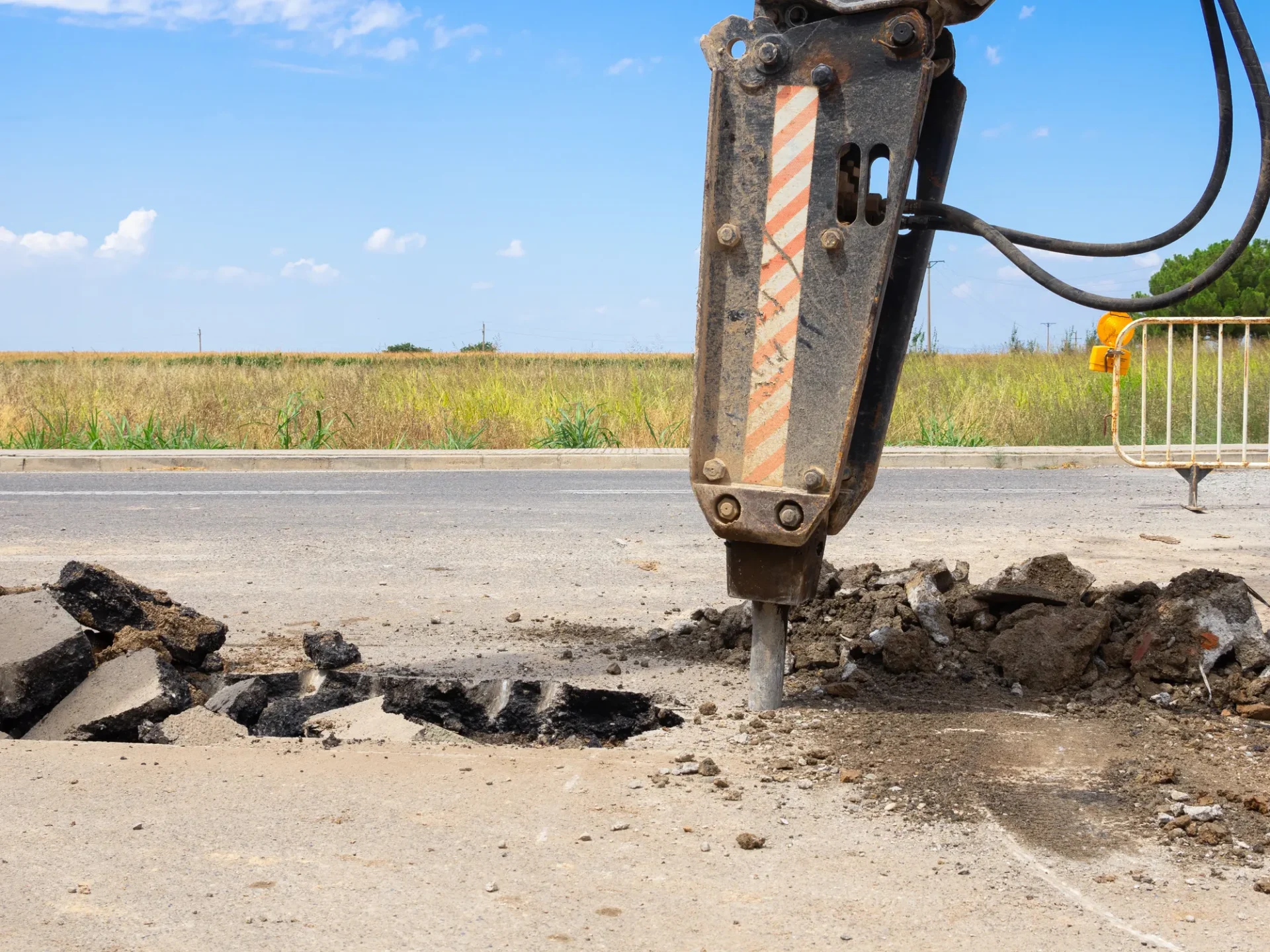 Mini-pelle en action sur un chantier de terrassement urbain.