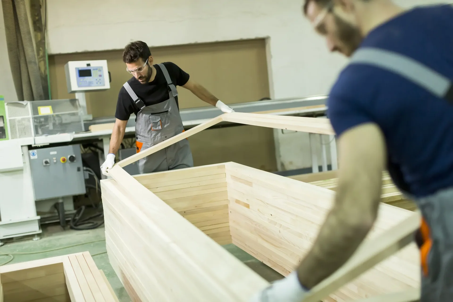 Pose de fenêtres et portes par des menuisiers sur un chantier.