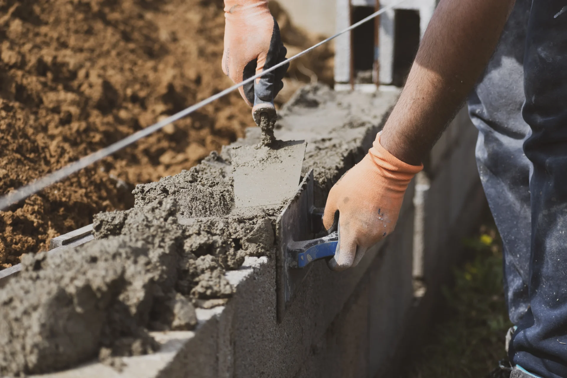 Pelleteuse sur un chantier de VRD, terrassement et démolition.